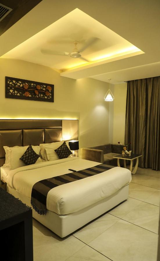 The Imperial Grand Hotel Ujjain Buitenkant foto